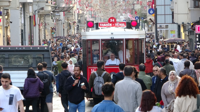 Taksim’de akülü nostaljik tramvay dönemi