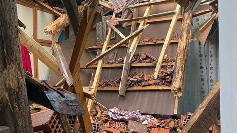 Meteorolojiden yeni hava durumu raporu... Kuvvetli yağış ve fırtına etkili oluyor: Ağaçlar devrildi, çatı uçtu