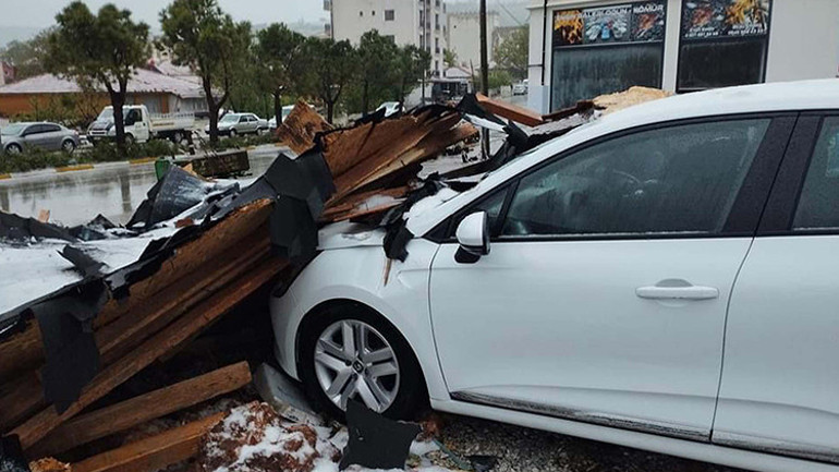 Meteorolojiden yeni hava durumu raporu... Kuvvetli yağış ve fırtına etkili oluyor: Ağaçlar devrildi, çatı uçtu