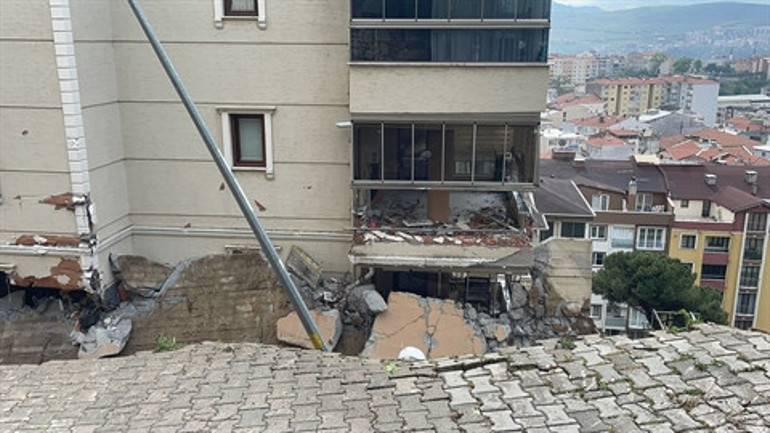Meteorolojiden yeni hava durumu raporu... Kuvvetli yağış ve fırtına etkili oluyor: Ağaçlar devrildi, çatı uçtu