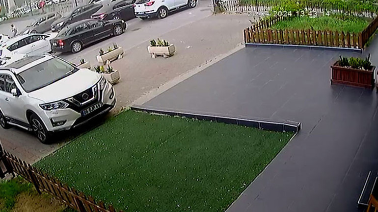 Meteorolojiden yeni hava durumu raporu... Kuvvetli yağış ve fırtına etkili oluyor: Ağaçlar devrildi, çatı uçtu