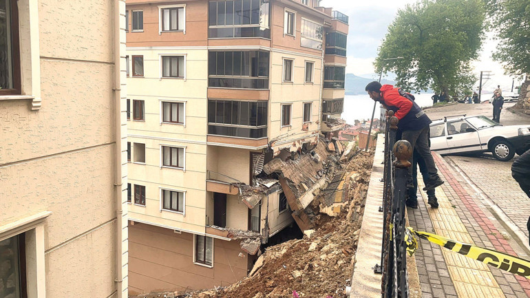 Türkiye’yi fırtına vurdu... Çatılar uçtu ağaçlar devrildi
