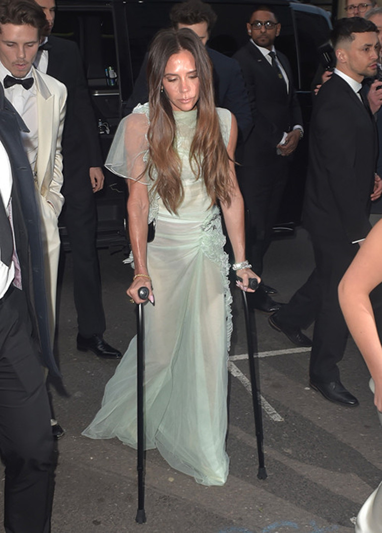 Böyle koca zor bulunur... Ayakta bile duramayan karısını sırtında taşıdı