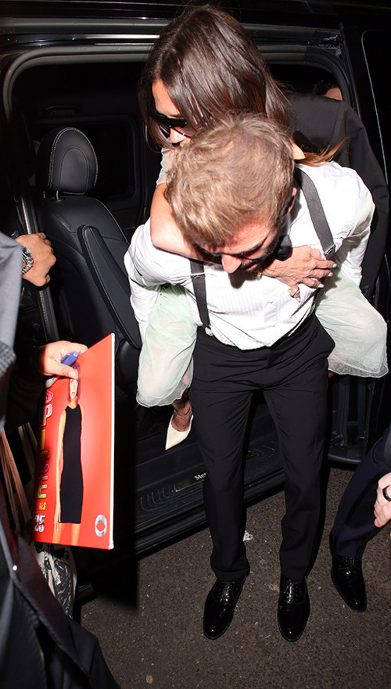 Böyle koca zor bulunur... Ayakta bile duramayan karısını sırtında taşıdı