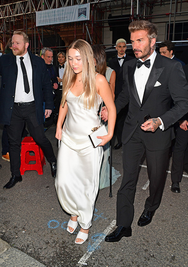 Böyle koca zor bulunur... Ayakta bile duramayan karısını sırtında taşıdı