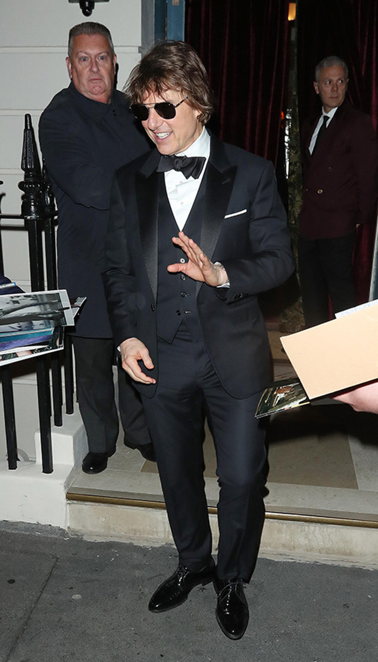 Böyle koca zor bulunur... Ayakta bile duramayan karısını sırtında taşıdı