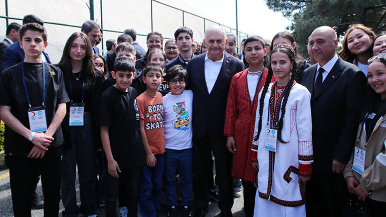 Binali Yıldırım Türk dünyasından çocuklarla buluştu
