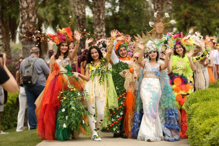 Karnaval coşkusu sokaklara sığmadı