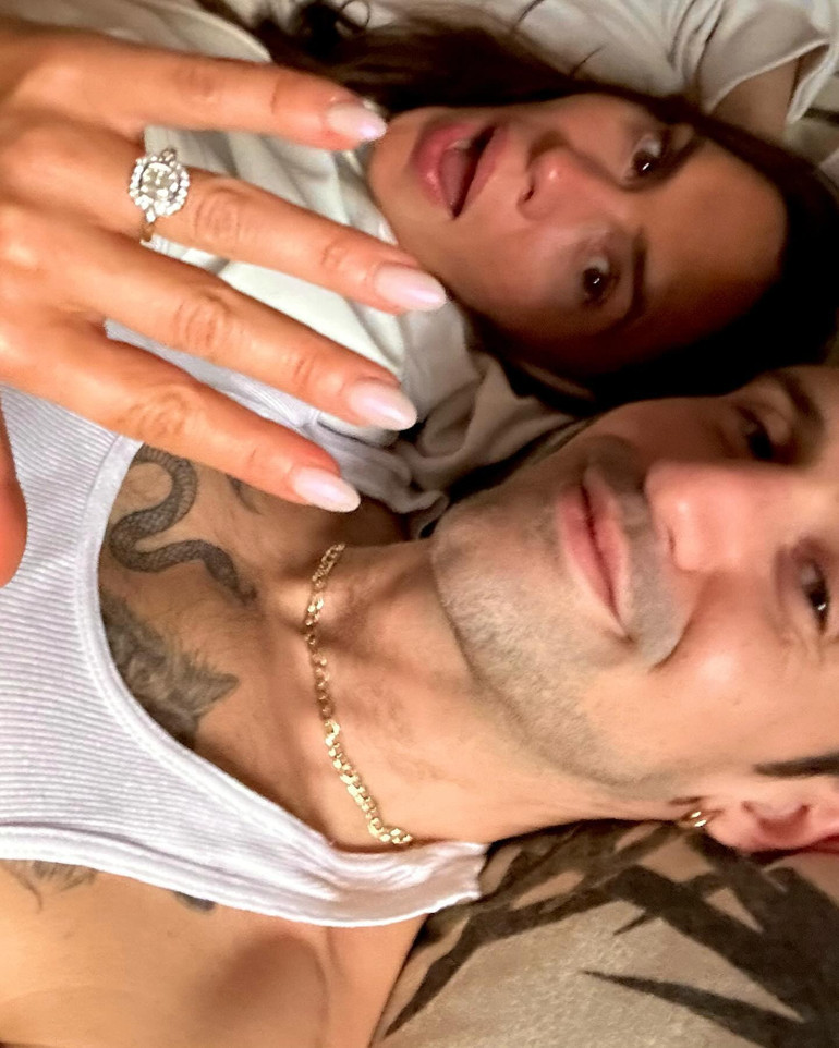 Adı bir dönem Tom Cruise’la anılmıştı… Hamilelik söylentileri aldı başını gitti: Ünlü oyuncu elini karnından hiç çekmiyor