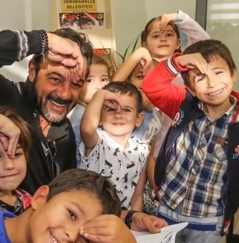 23 Nisan ünlüleri... Şu ortadaki kısa boylu çocuk benim