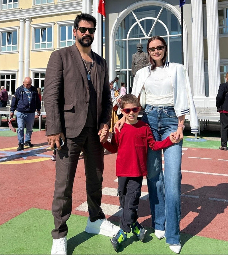 23 Nisan ünlüleri... Şu ortadaki kısa boylu çocuk benim