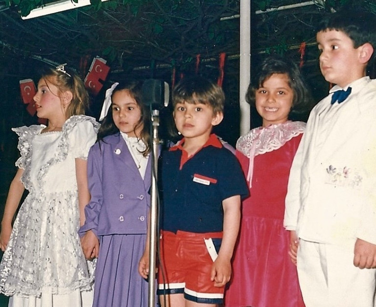 23 Nisan ünlüleri... Şu ortadaki kısa boylu çocuk benim