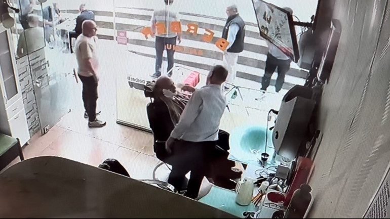 Müşterisini ölümden kurtaran berber, olay sonrası tıraşa devam etti
