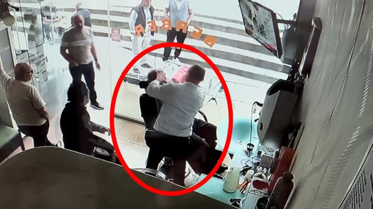 Müşterisini ölümden kurtaran berber, olay sonrası tıraşa devam etti