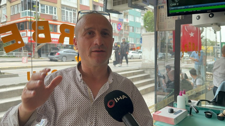 Müşterisini ölümden kurtaran berber, olay sonrası tıraşa devam etti