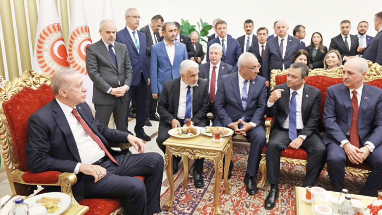 Bayramda sürpriz buluşma.. 8 yıl sonra ilk