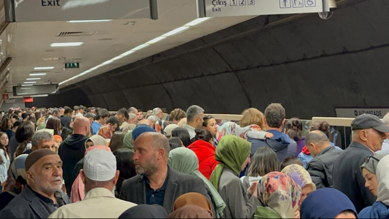 İstanbuldaki metro arızası 2 gündür çözülemiyor AK Partiden tepki: Teknik arıza değil fiziki kaza, temas değil toslama
