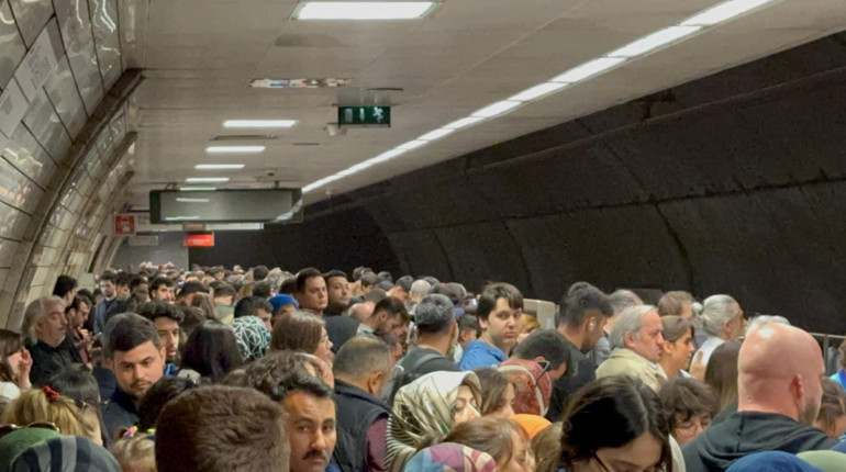 İstanbuldaki metro arızası 2 gündür çözülemiyor AK Partiden tepki: Teknik arıza değil fiziki kaza, temas değil toslama