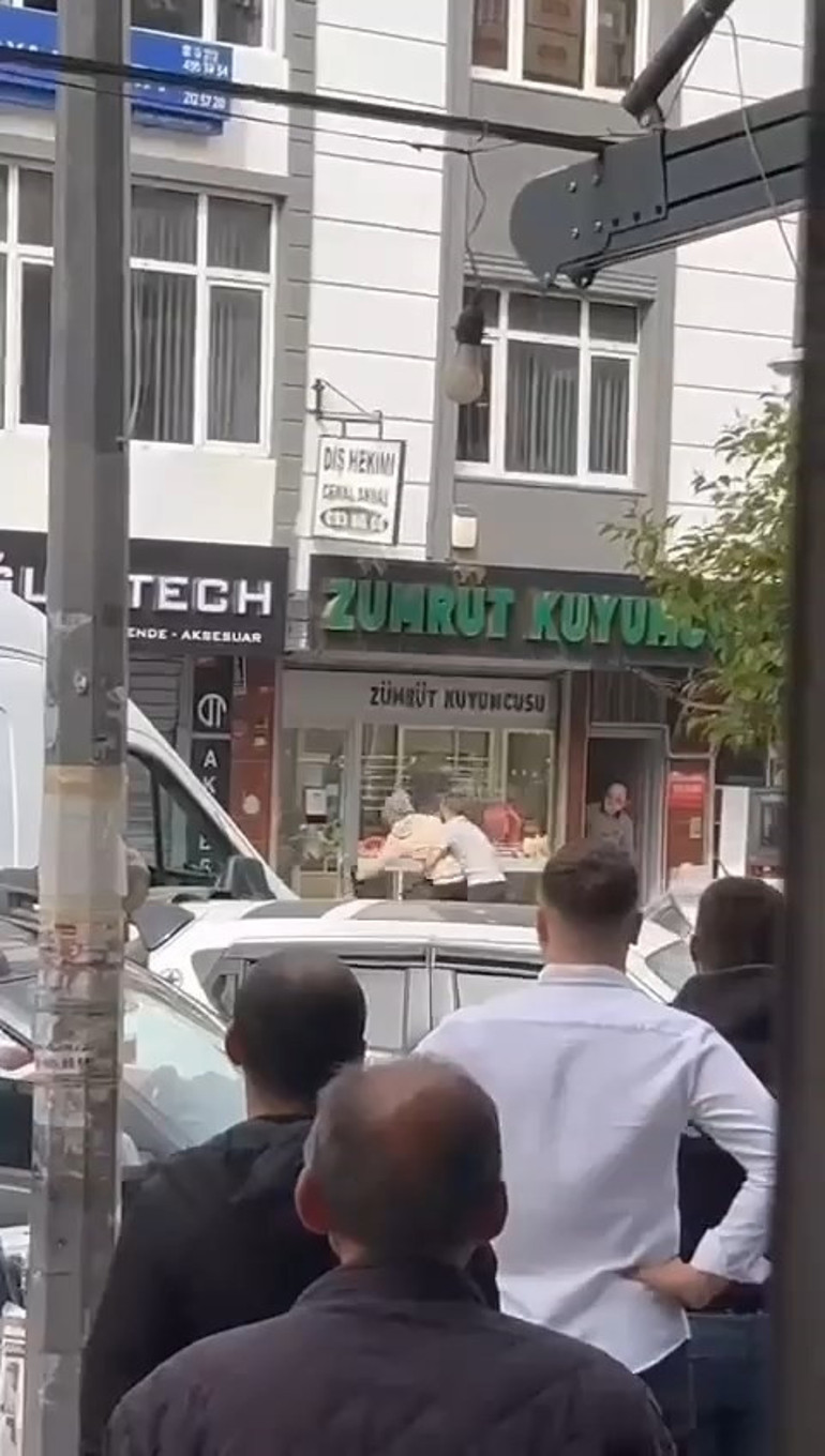 İstanbulda kuyumcu soygunu Esnaf, yakaladığı soyguncuyu linç etmek istedi