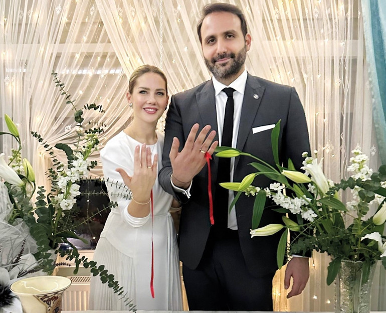 Demet Akalın 52. yaşını kutladı