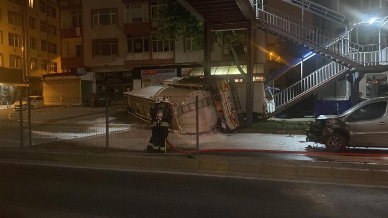 Gölcükte tehlikeli anlar Benzin yüklü tanker kaza yaptı... Yol kapatıldı, evler tahliye edildi