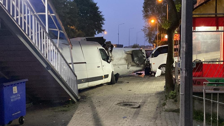 Gölcükte tehlikeli anlar Benzin yüklü tanker kaza yaptı... Yol kapatıldı, evler tahliye edildi