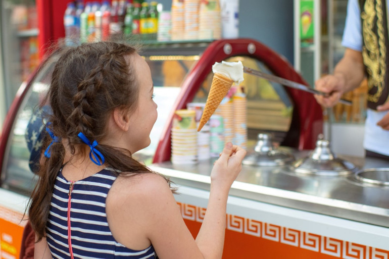 Büyüklerimiz başka uzmanlar başka konuşuyor | Soğuk su içmek ya da dondurma yemek boğazı şişirir mi Terli terli su içmek hasta eder mi