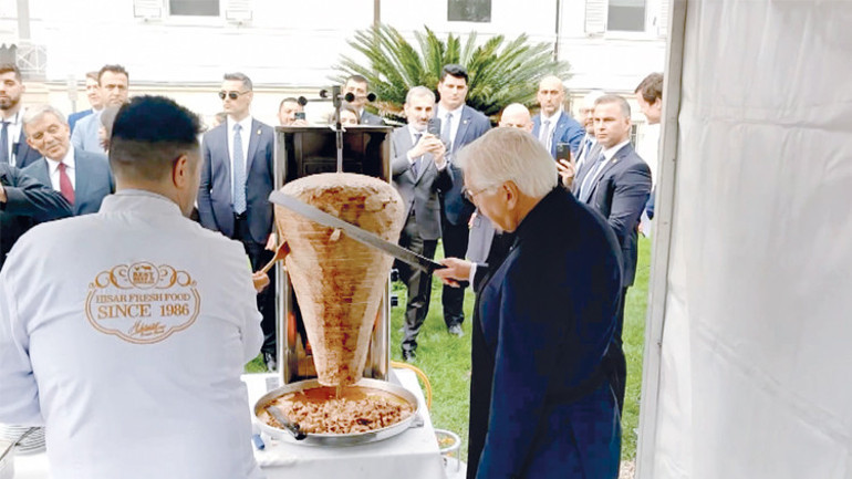 Yeniden bir siyasi sembol olarak döner