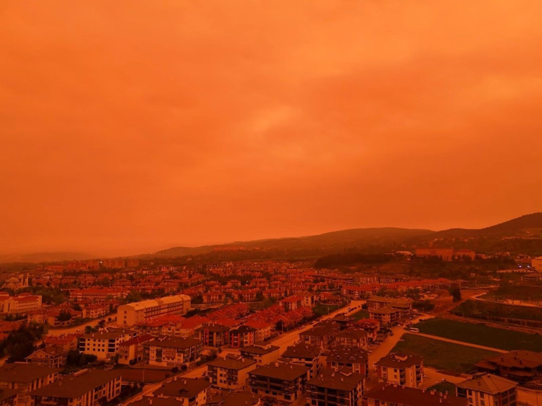 Bolu’da gökyüzü kırmızı renge büründü