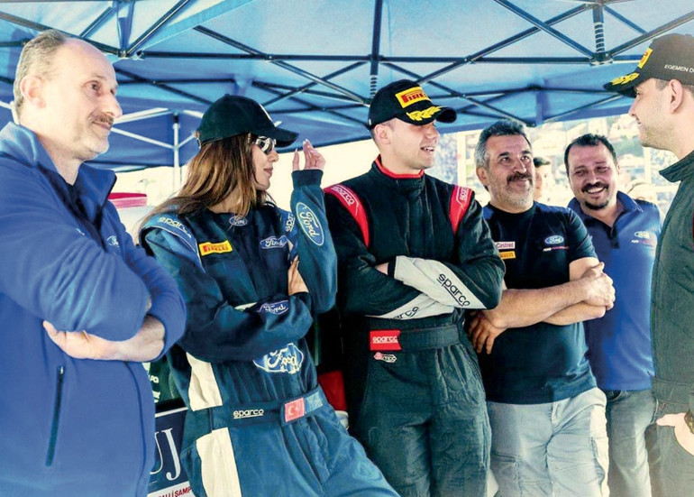 Survivor Yiğit Poyraz sevgilisi Yasmin Erbile koştu: Aşk ağır bastı