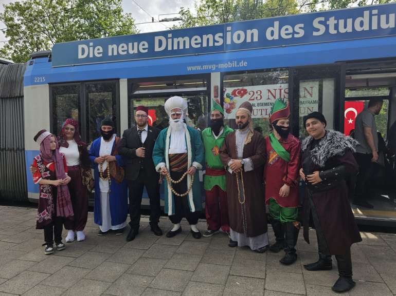 Gecikmeli de olsa Münih Fürth ve Hannover’de 23 Nisan coşkusuyla kutlandı