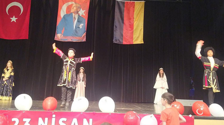 Gecikmeli de olsa Münih Fürth ve Hannover’de 23 Nisan coşkusuyla kutlandı