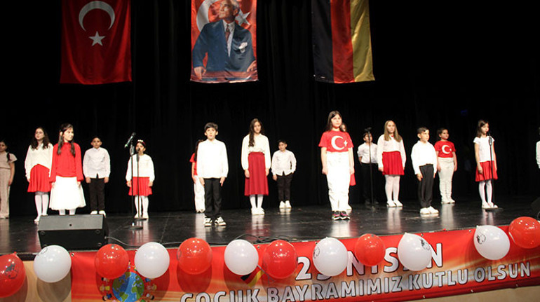 Gecikmeli de olsa Münih Fürth ve Hannover’de 23 Nisan coşkusuyla kutlandı