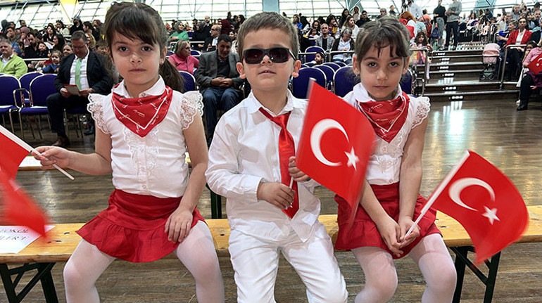 Gecikmeli de olsa Münih Fürth ve Hannover’de 23 Nisan coşkusuyla kutlandı