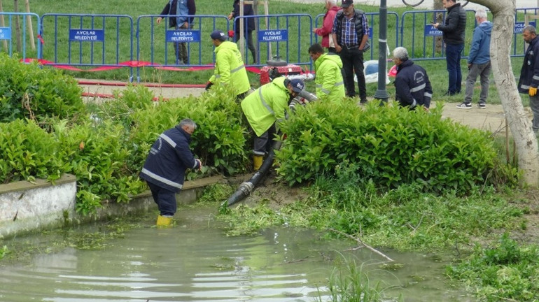 Parktaki kazıya düşüp ölen Edanur son yolculuğuna uğurlandı... Acılı baba jandarma eşliğinde cenazeye katıldı