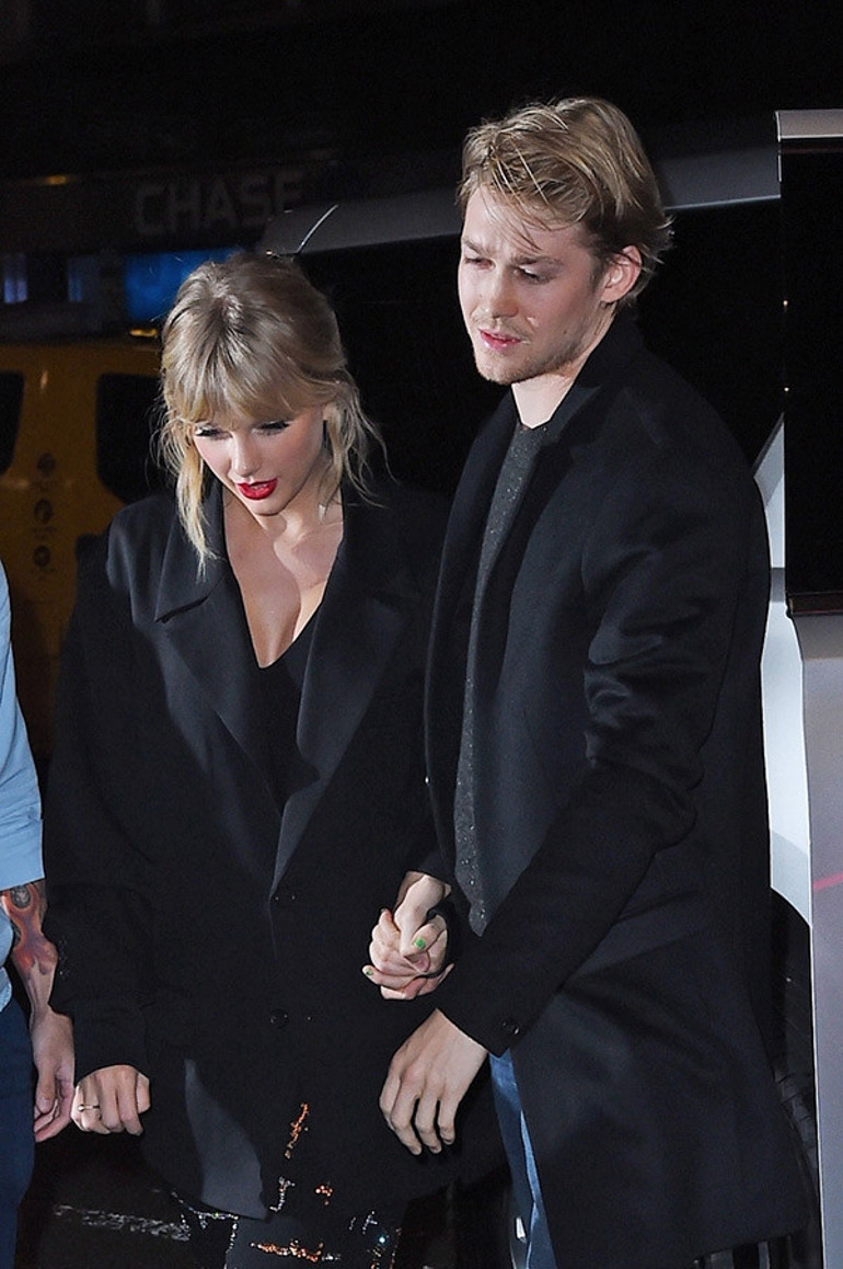 Ayrıldığı sevgilisi ünlü oyuncuyu servet sahibi yapmıştı… Kötü sözler umurunda değil… Çoktan kendini yeni aşkın kollarına atmış