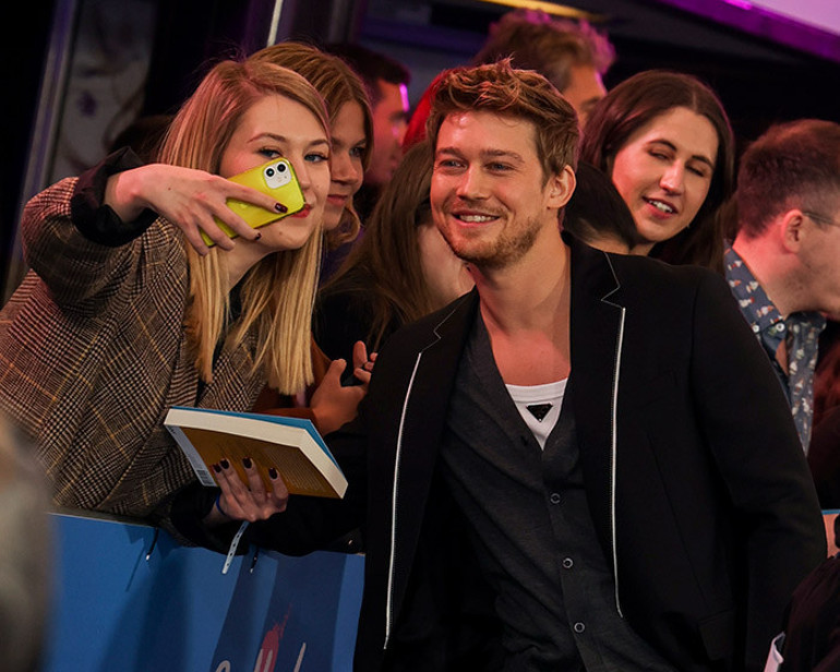 Ayrıldığı sevgilisi ünlü oyuncuyu servet sahibi yapmıştı… Kötü sözler umurunda değil… Çoktan kendini yeni aşkın kollarına atmış