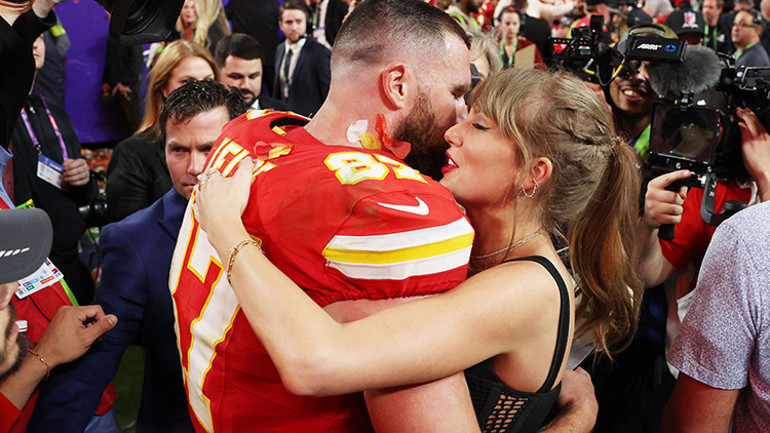 Ayrıldığı sevgilisi ünlü oyuncuyu servet sahibi yapmıştı… Kötü sözler umurunda değil… Çoktan kendini yeni aşkın kollarına atmış