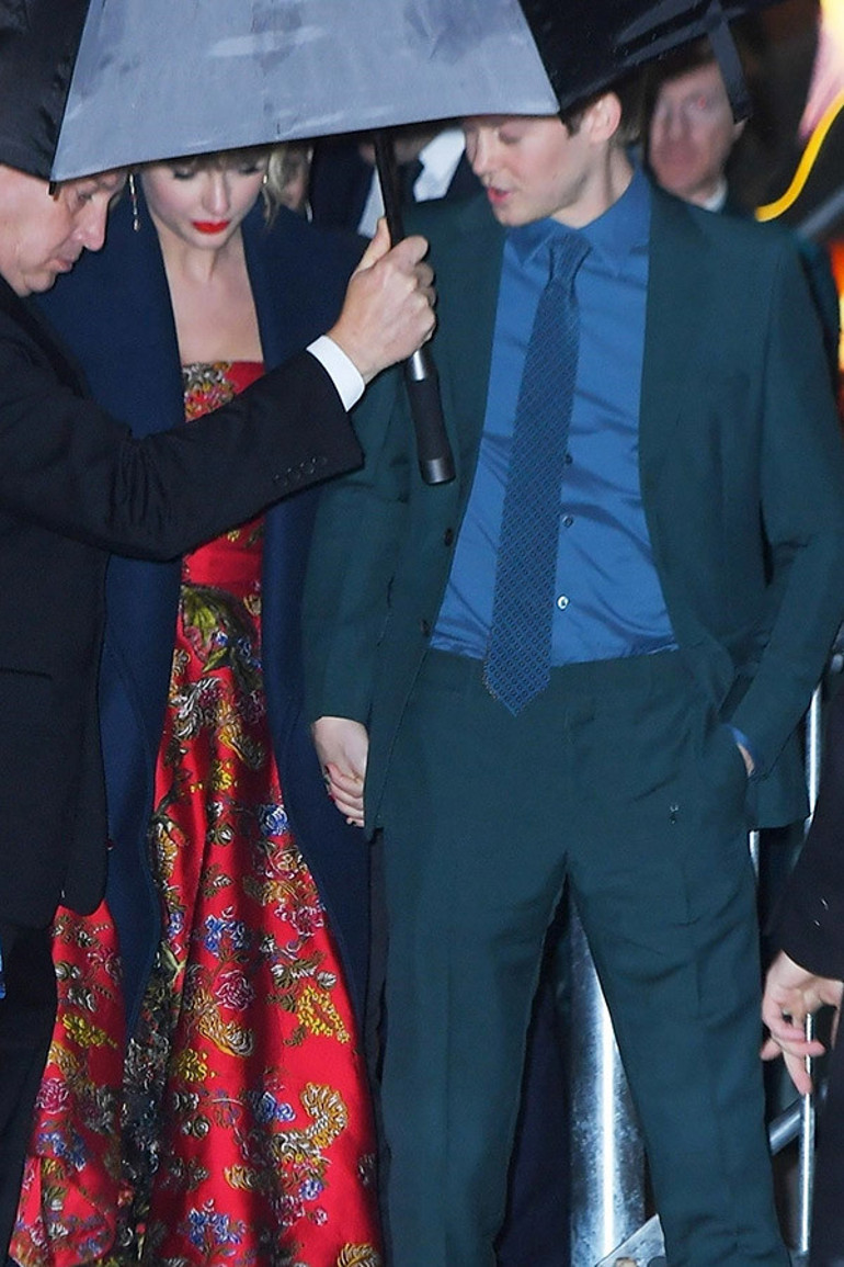 Ayrıldığı sevgilisi ünlü oyuncuyu servet sahibi yapmıştı… Kötü sözler umurunda değil… Çoktan kendini yeni aşkın kollarına atmış