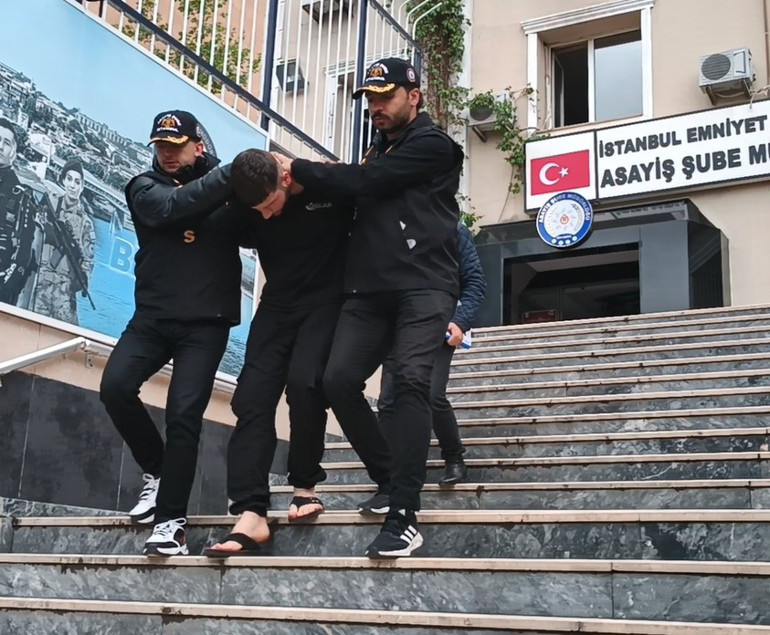 İstanbulda evinde 9 ay kalan yeğeni, eşini katletti Cani Kiliste yakalandı