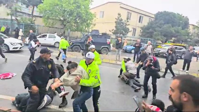 İstanbulda 1 Mayıs hareketliliği: Taksime çıkan yollar kapatıldı, Saraçhanede arbede