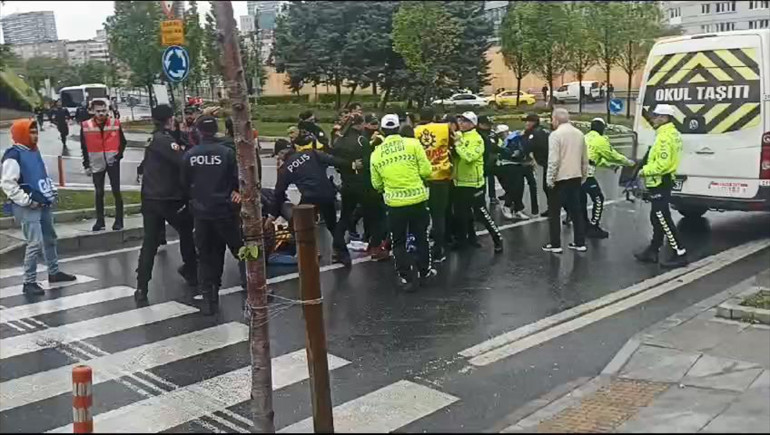 İstanbulda 1 Mayıs hareketliliği: Taksime çıkan yollar kapatıldı, Saraçhanede arbede