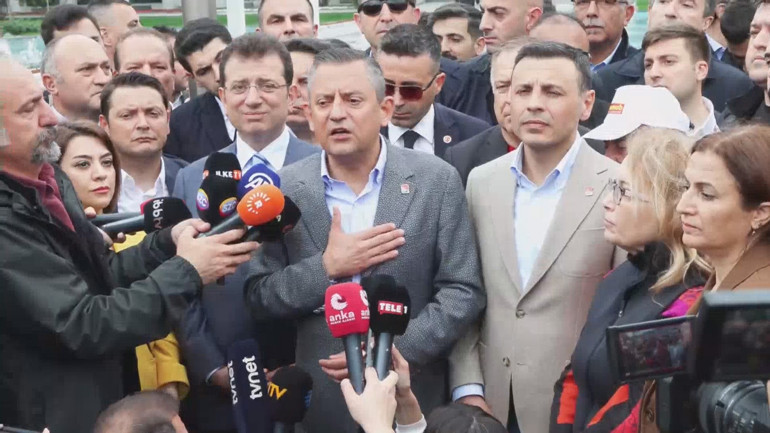İstanbulda 1 Mayıs hareketliliği: Taksime çıkan yollar kapatıldı, Saraçhanede arbede