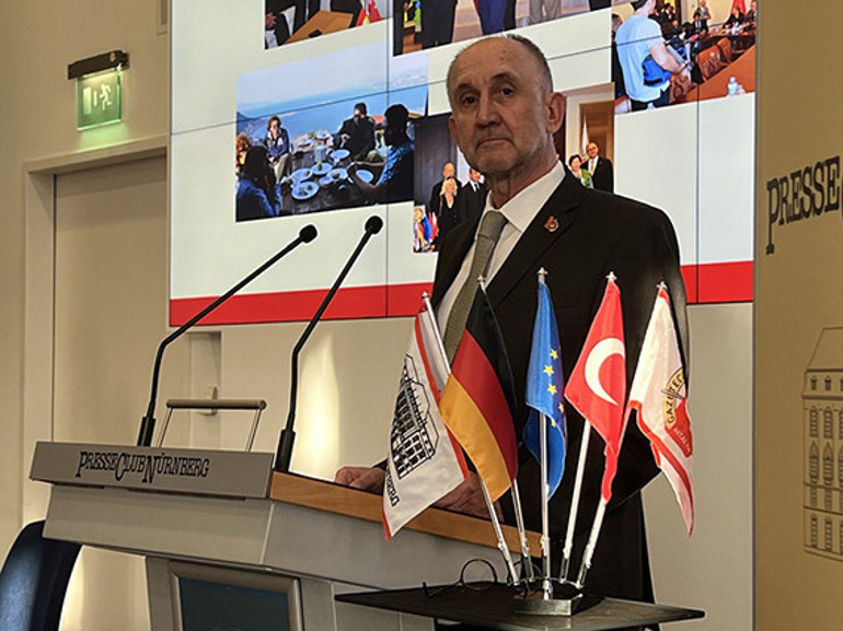 20 yıllık kardeşliğe kutlama