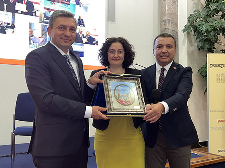 20 yıllık kardeşliğe kutlama