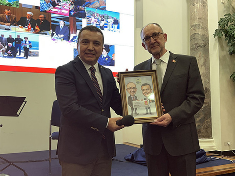 20 yıllık kardeşliğe kutlama