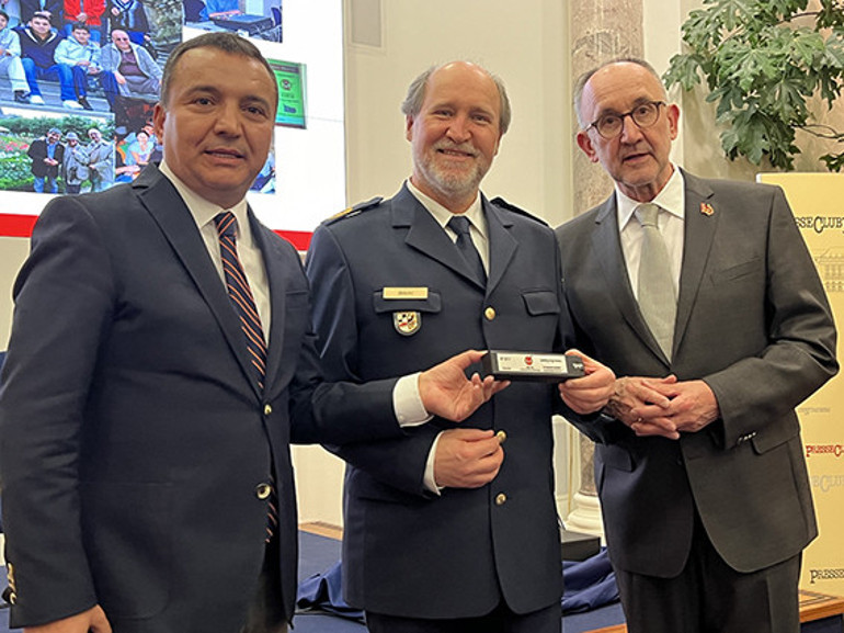 20 yıllık kardeşliğe kutlama