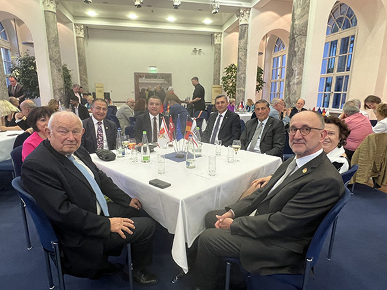 20 yıllık kardeşliğe kutlama