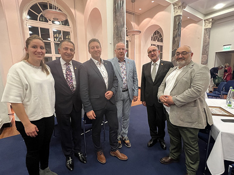 20 yıllık kardeşliğe kutlama