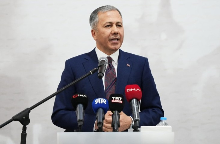İstanbulda 1 Mayıs hareketliliği: Taksime çıkan yollar kapatıldı, Saraçhanede arbede